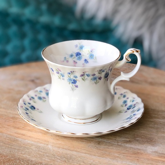 Royal Albert ‘Memory Lane’ teacup & saucer set - Picture 1 of 13